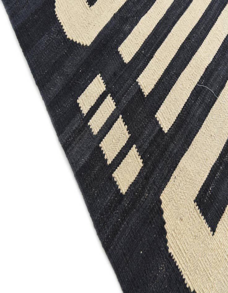 Detail image of 6' 6 x 9' 8  Hand Woven Kilim Modern Wool Rug