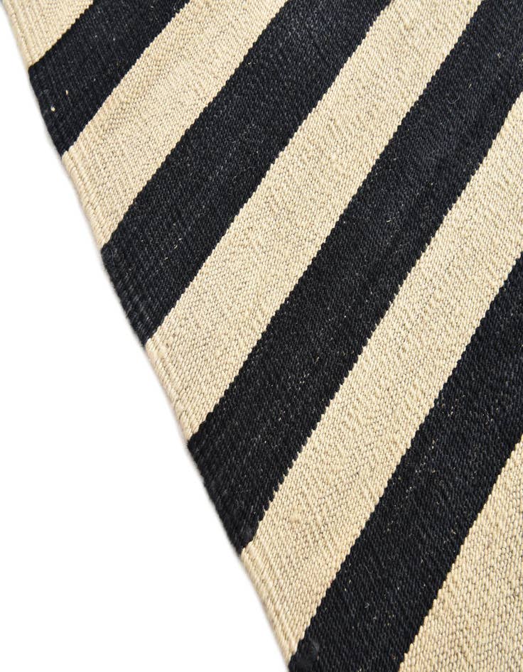 Detail image of 4' 4 x 5' 10  Hand Woven Kilim Modern Wool Rug