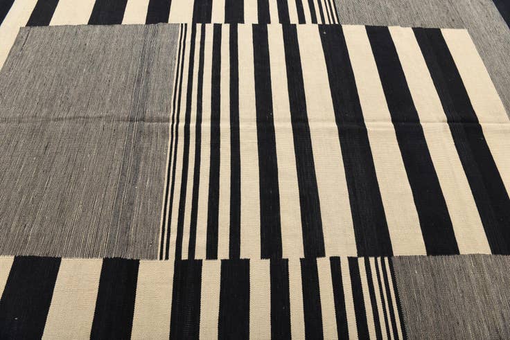 Detail image of 6' 10 x 9' 6 Hand Woven Kilim Modern Wool Rug