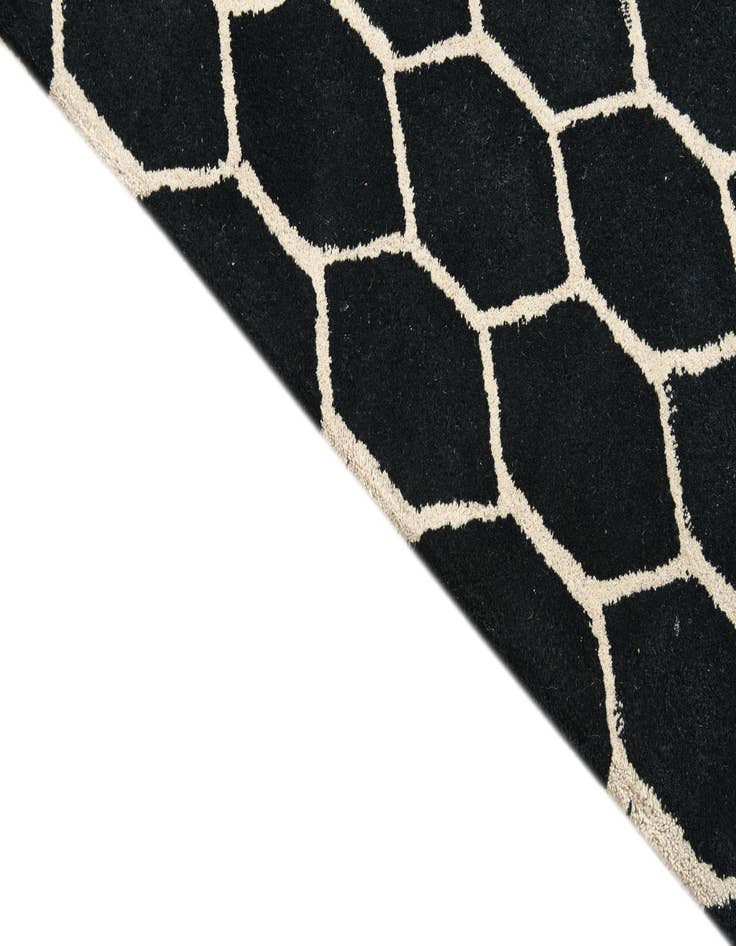 Detail image of 4' 8 x 7' 10 Luna Rug