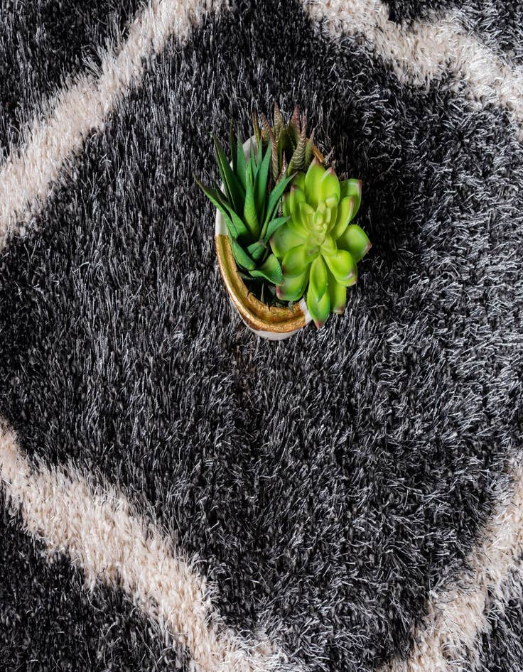 Detail image of 4' x 6' Luxe Trellis Shag Rug