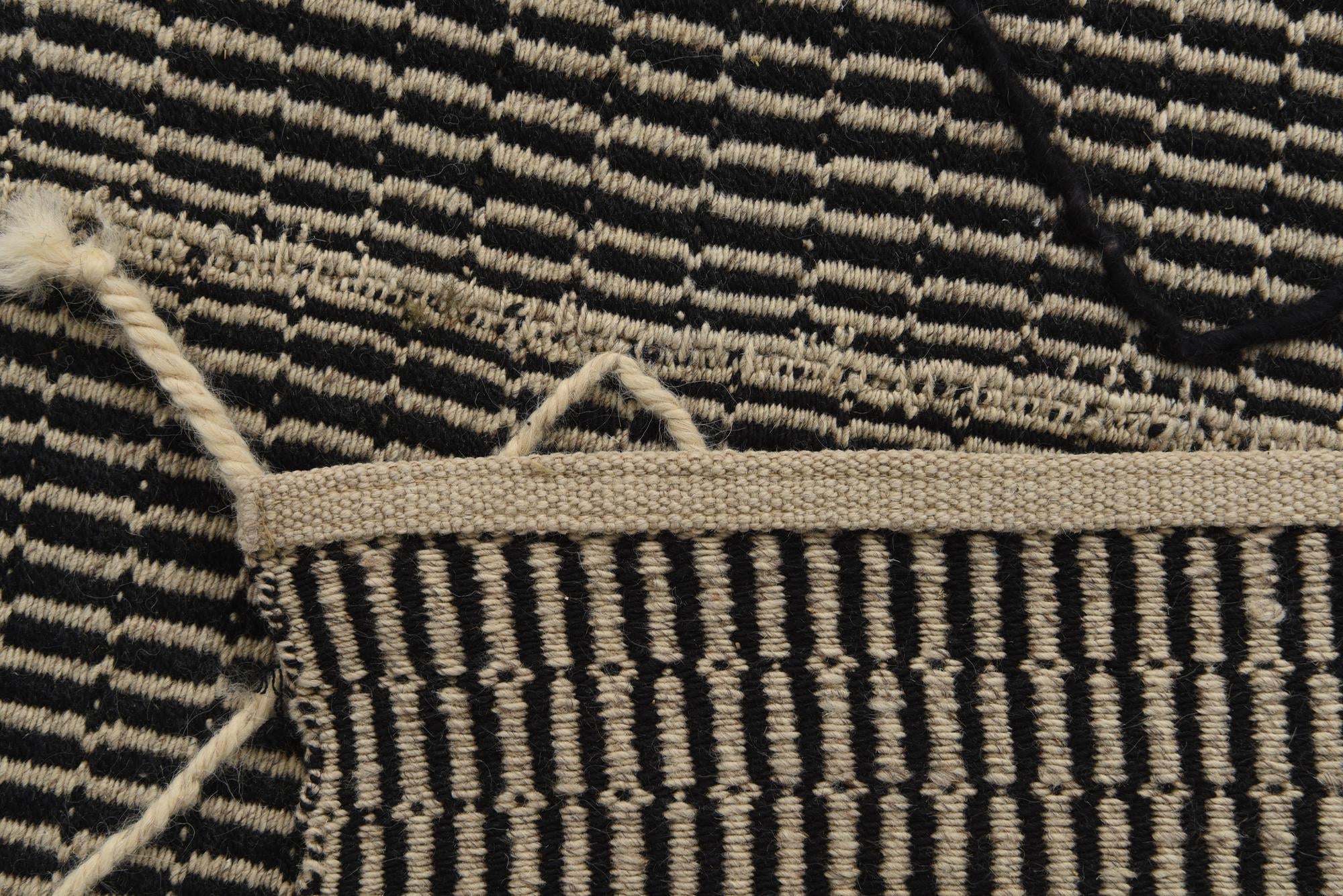 5' 9 x 8' 9 Hand Knotted Moroccan Wool Rug