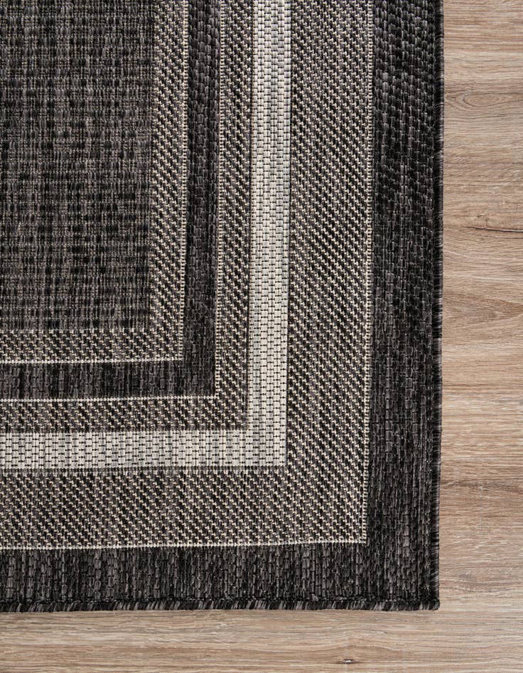 Detail image of 7' x 10' Easy-Clean Border Indoor / Outdoor Rug
