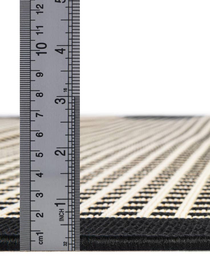 Detail image of 6' x 9' Easy-Clean Border Indoor / Outdoor Rug