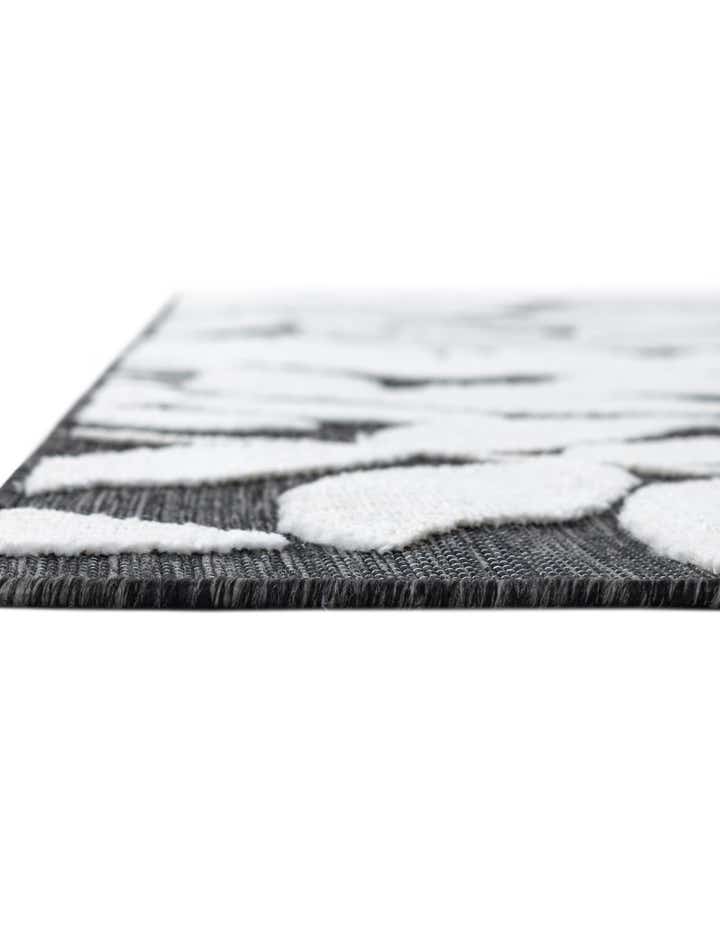 5' 2 x 8' Easy-Clean Botanical Indoor / Outdoor Rug