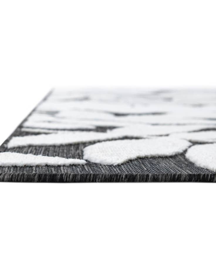 Detail image of 5' 2 x 8' Easy-Clean Botanical Indoor / Outdoor Rug