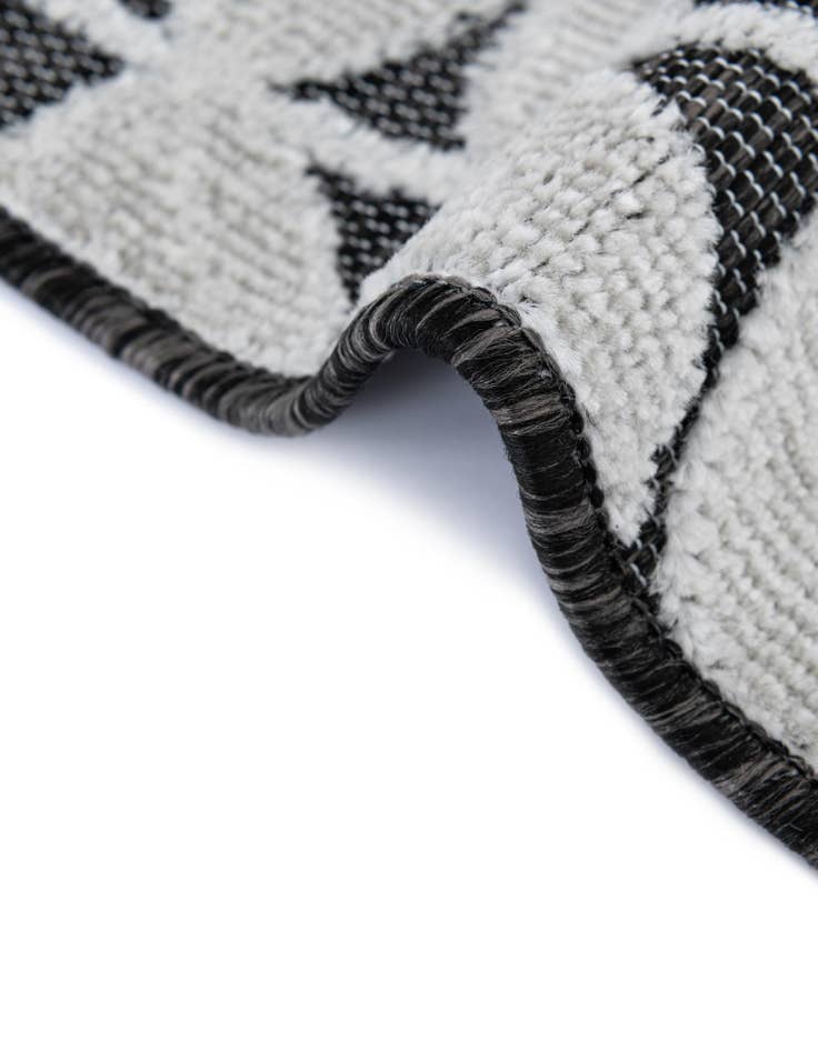 Detail image of 5' 2 x 8' Easy-Clean Botanical Indoor / Outdoor Rug