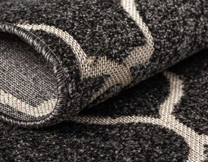 6' x 9' Easy-Clean Lattice Indoor / Outdoor Rug