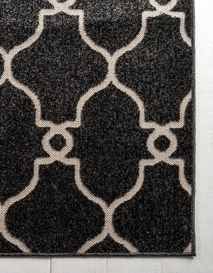 Detail image of 6' x 9' Easy-Clean Lattice Indoor / Outdoor Rug
