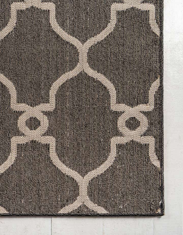 6' x 9' Easy-Clean Lattice Indoor / Outdoor Rug