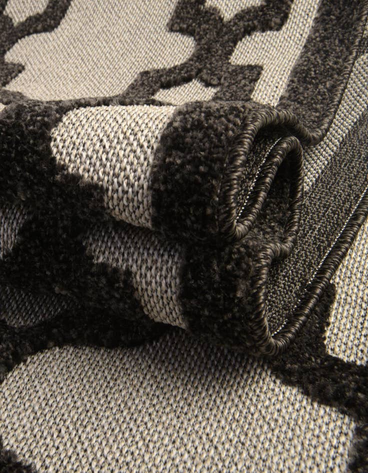 Detail image of 4' x 6' Washable Lattice Indoor / Outdoor Rug