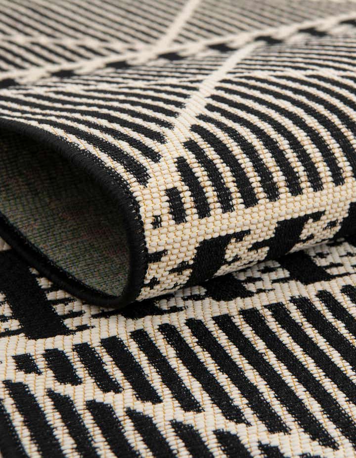 4' x 6' Easy-Clean Lattice Indoor / Outdoor Rug