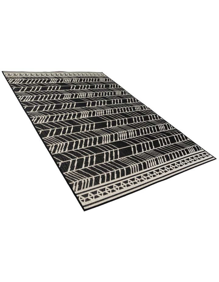 5' 3 x 7' 8 Easy-Clean Modern Indoor / Outdoor Rug