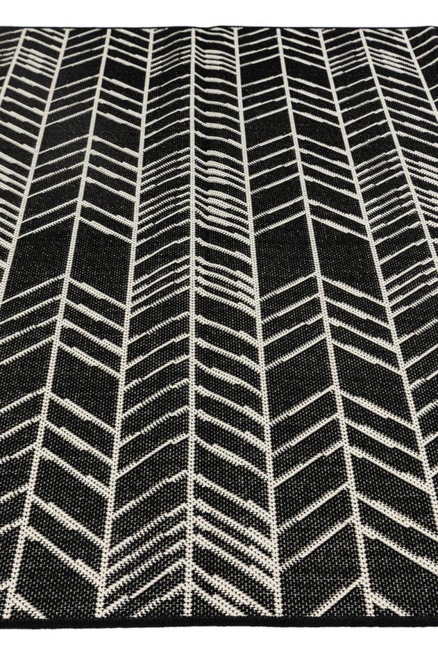 Detail image of 5' 3 x 7' 8 Easy-Clean Modern Indoor / Outdoor Rug