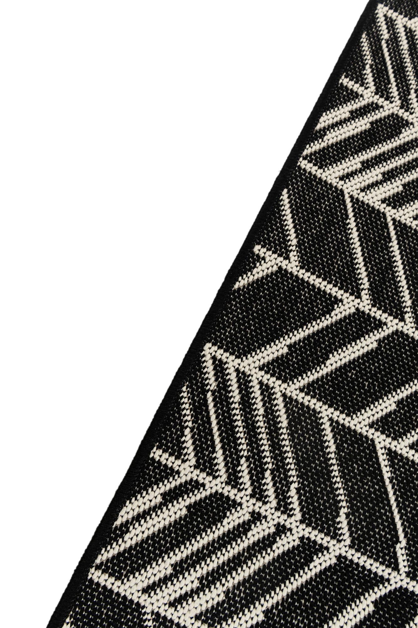 5' 3 x 7' 8 Easy-Clean Modern Indoor / Outdoor Rug