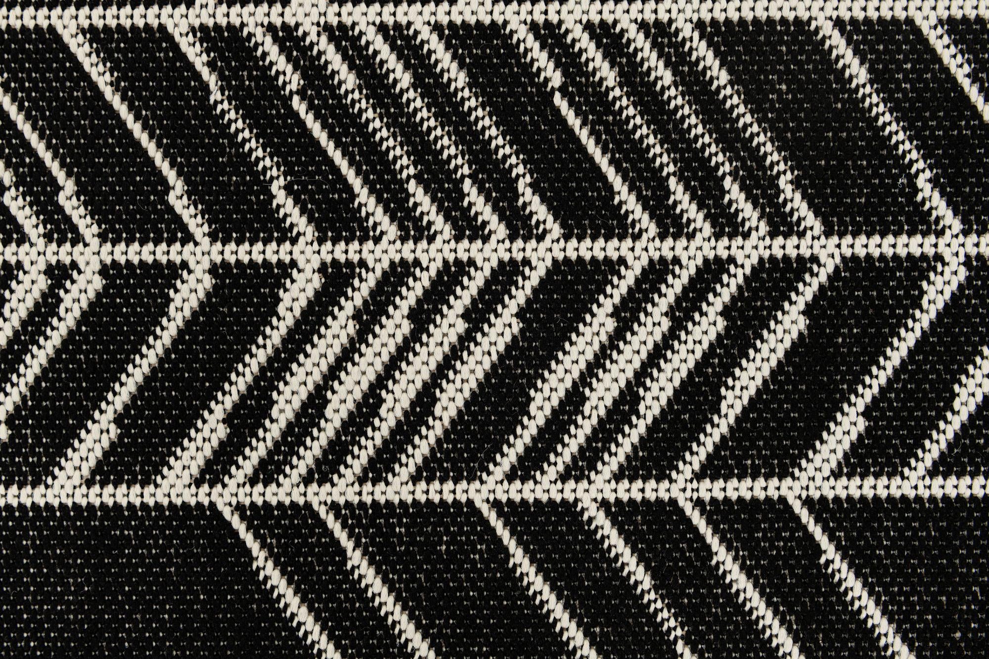 5' 3 x 7' 8 Easy-Clean Modern Indoor / Outdoor Rug