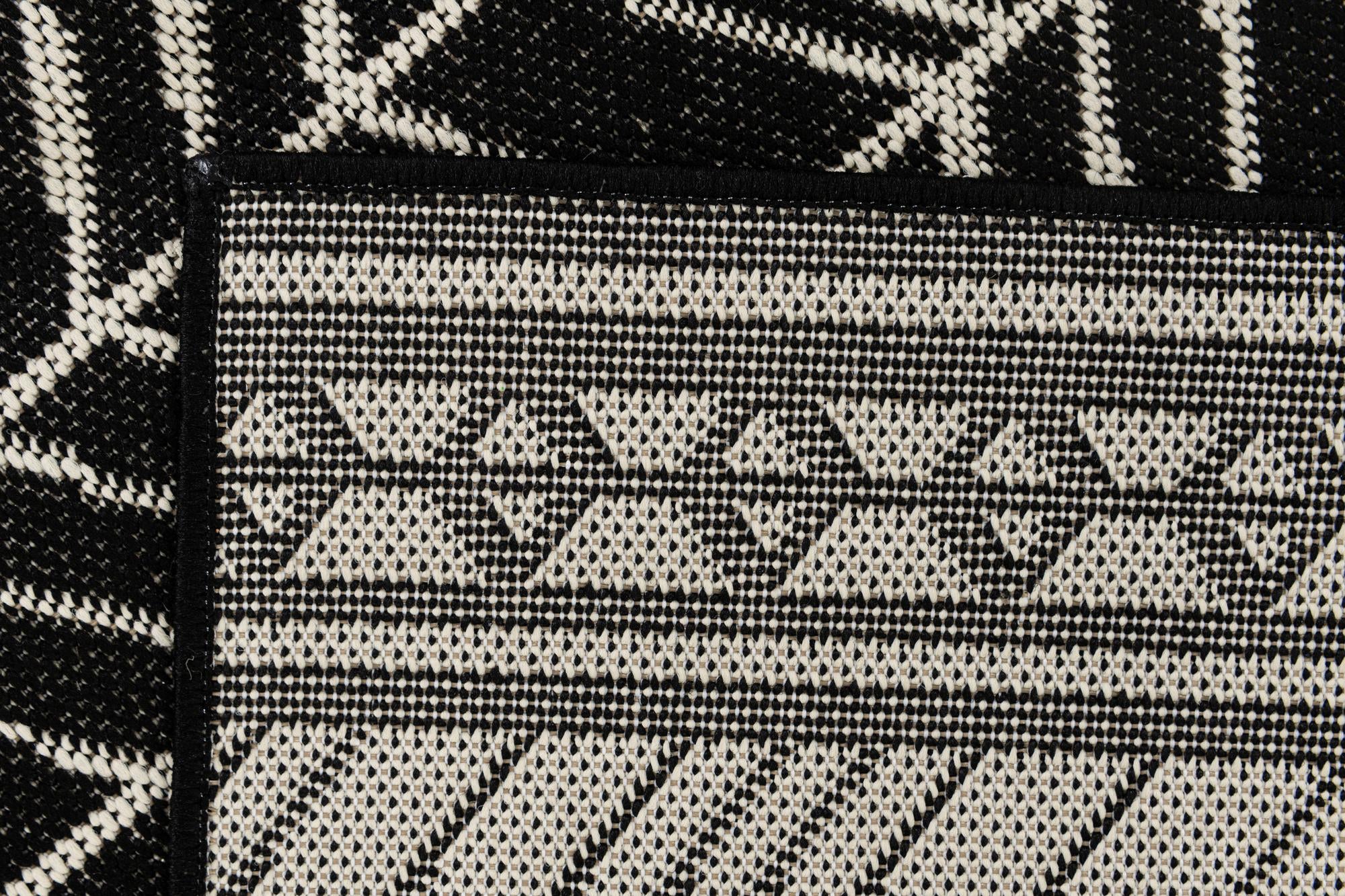 5' 3 x 7' 8 Easy-Clean Modern Indoor / Outdoor Rug