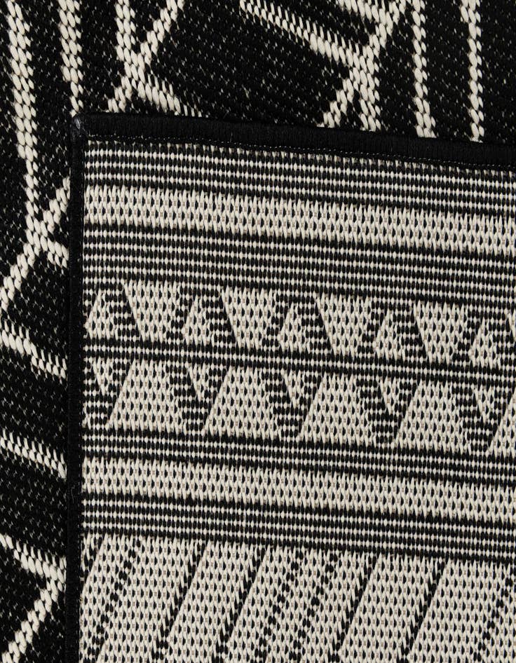 Detail image of 5' 3 x 7' 8  Washable Modern Indoor / Outdoor Rug