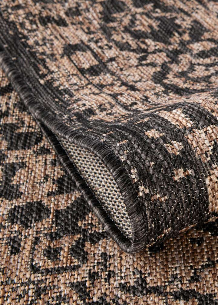 5' 3 x 7' Easy-Clean Traditional Indoor / Outdoor Rug