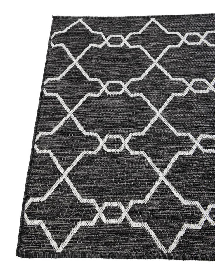 Detail image of 2' 3 x 3' Easy-Clean Trellis Indoor / Outdoor Rug