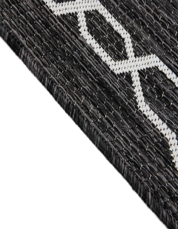 Detail image of 2' 3 x 3' Easy-Clean Trellis Indoor / Outdoor Rug