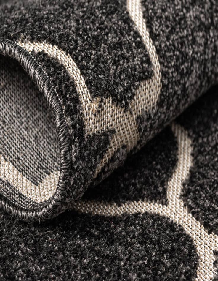 Detail image of 5' x 8' Easy-Clean Trellis Indoor / Outdoor Rug