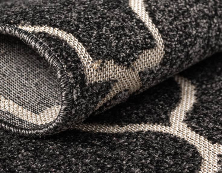 Detail image of 4' x 6' Easy-Clean Trellis Indoor / Outdoor Rug