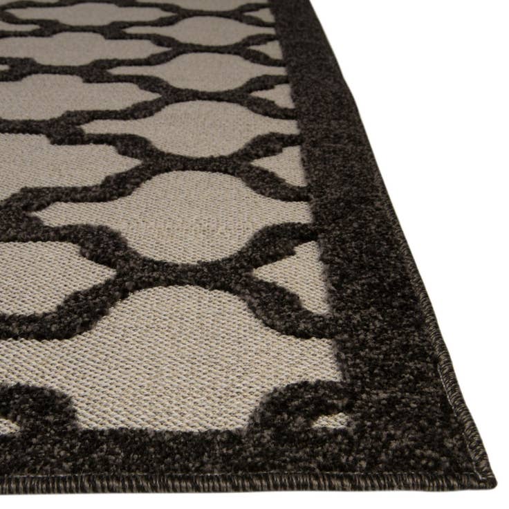Detail image of 8' x 10' Easy-Clean Trellis Indoor / Outdoor Rug