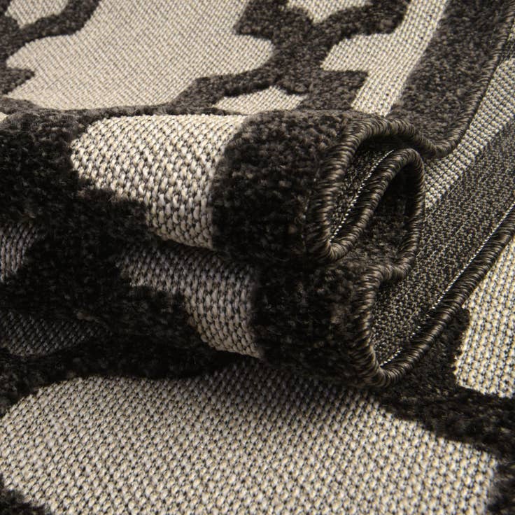 Detail image of 8' x 10' Easy-Clean Trellis Indoor / Outdoor Rug