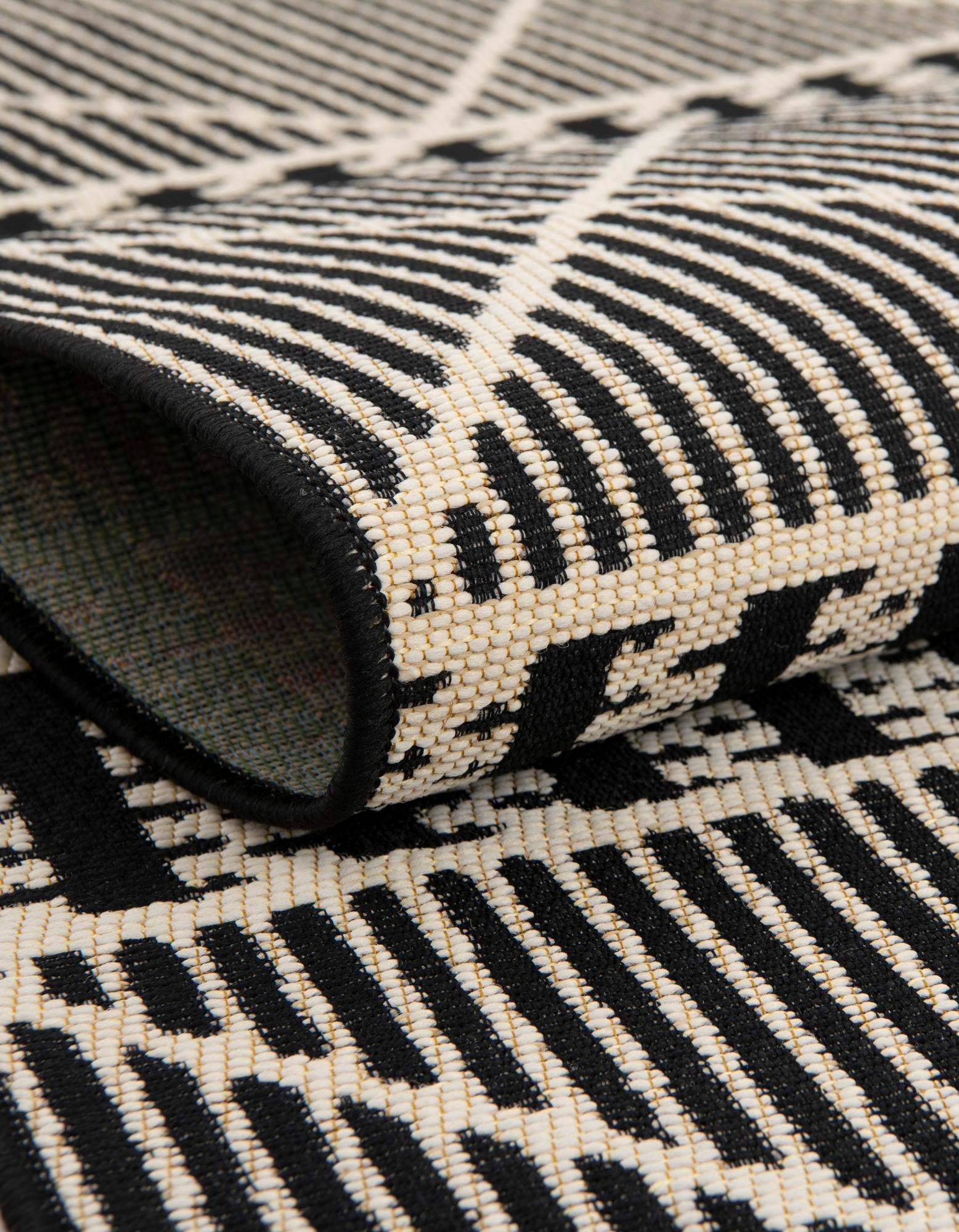 5' 3 x 8' Easy-Clean Trellis Indoor / Outdoor Rug