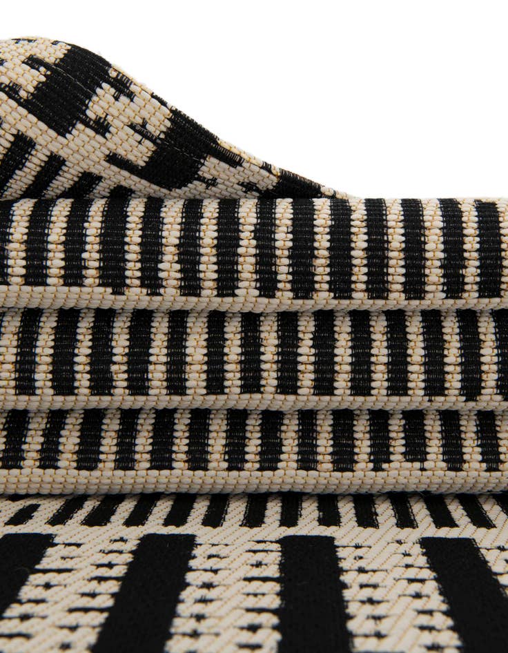 Detail image of 7' 10 x 11' Easy-Clean Trellis Indoor / Outdoor Rug