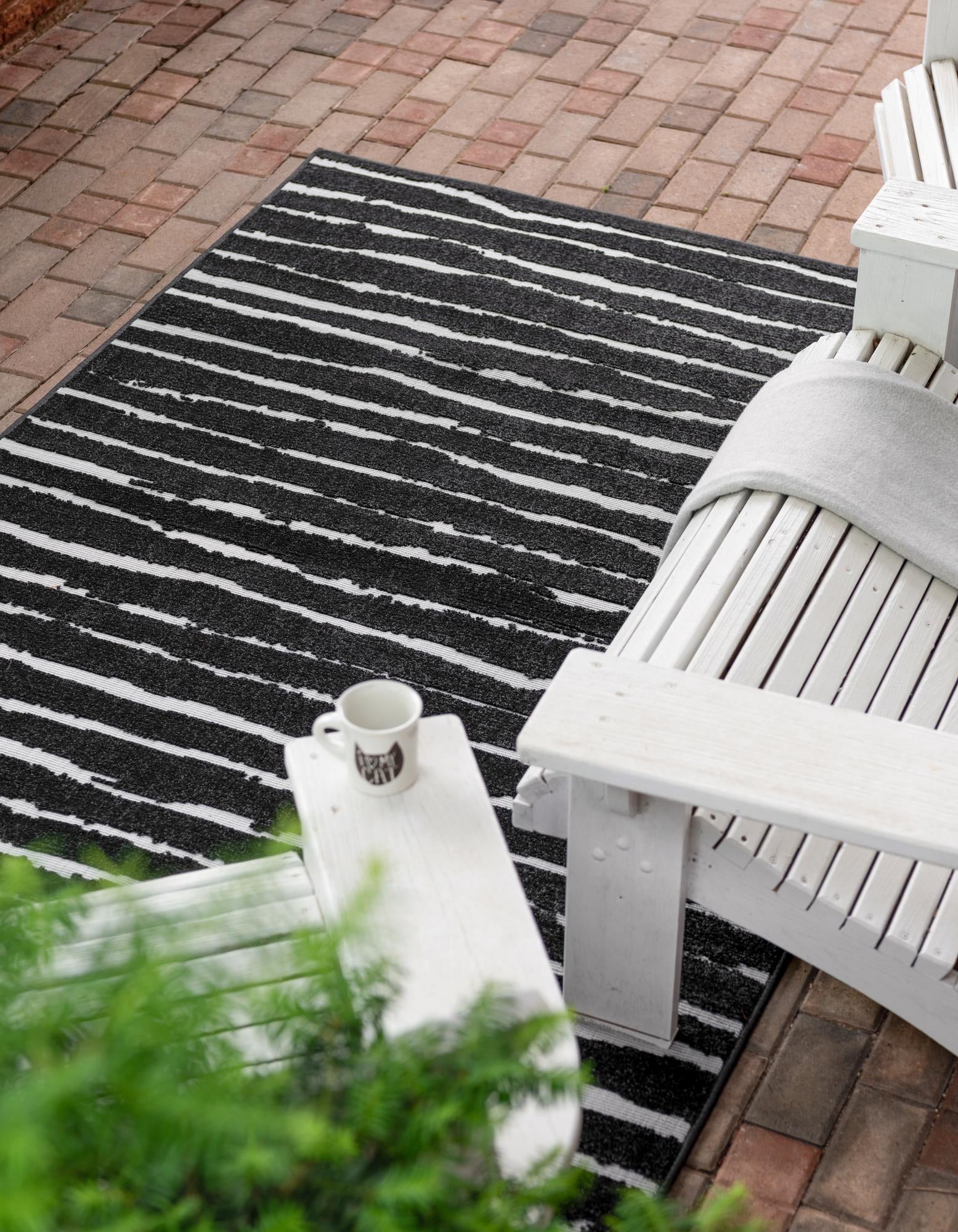 8' x 10' Easy-Clean Sabrina Soto Ola Indoor / Outdoor Rug