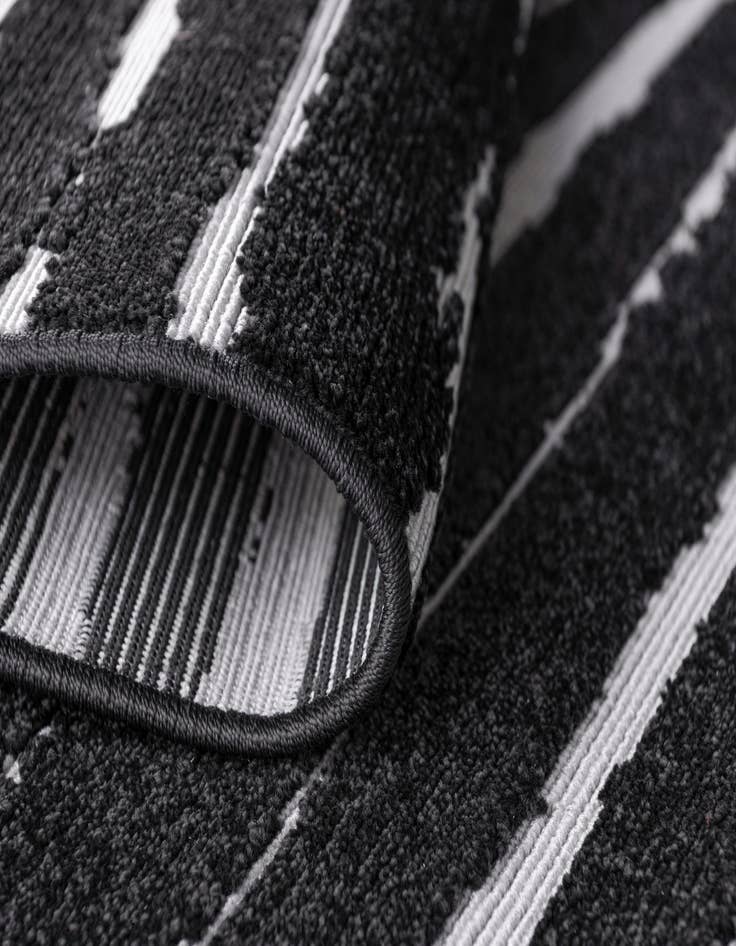 Detail image of 5' x 8' Easy-Clean Sabrina Soto Ola Indoor / Outdoor Rug