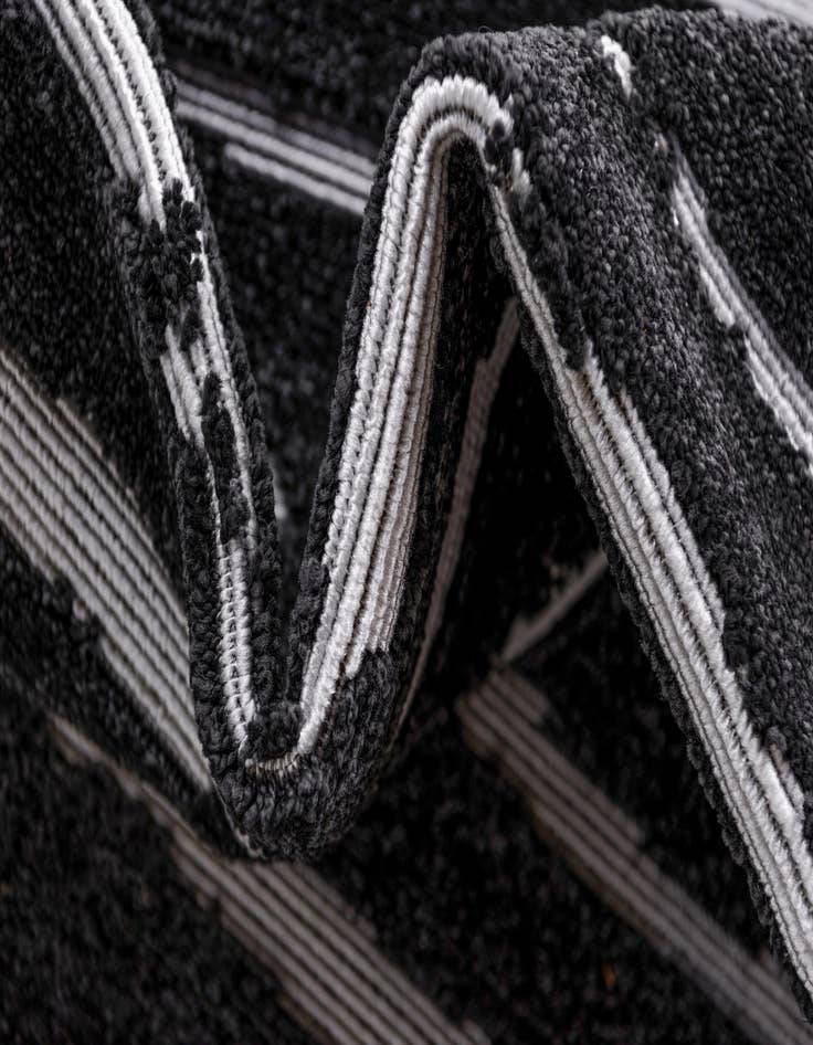 Detail image of 5' x 8' Easy-Clean Sabrina Soto Ola Indoor / Outdoor Rug