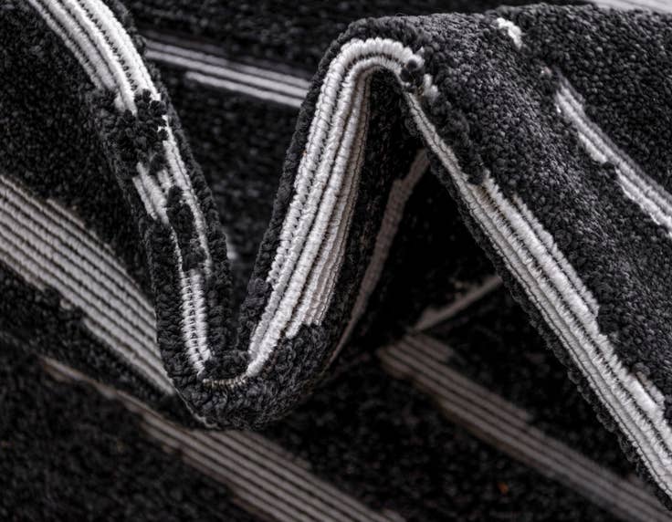 Detail image of 5' x 8' Easy-Clean Sabrina Soto Ola Indoor / Outdoor Rug