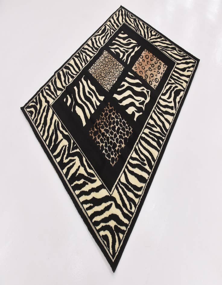 Detail image of 5' 3 x 7' Safari Rug
