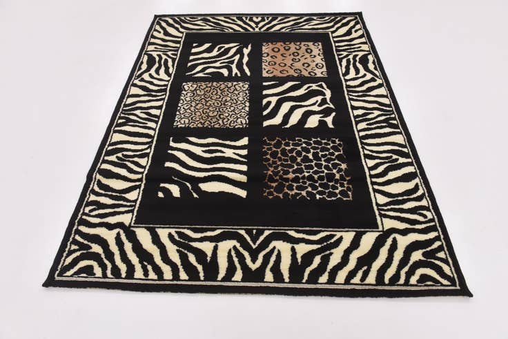 Detail image of 5' 3 x 7' Savannah Rug