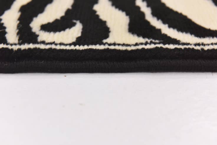 Detail image of 5' 3 x 7' Savannah Rug