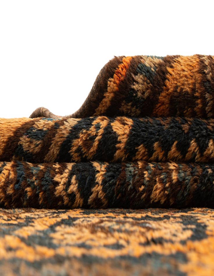 Detail image of 4' 2 x 6' 7 Hand Knotted Shiraz Persian Wool Rug