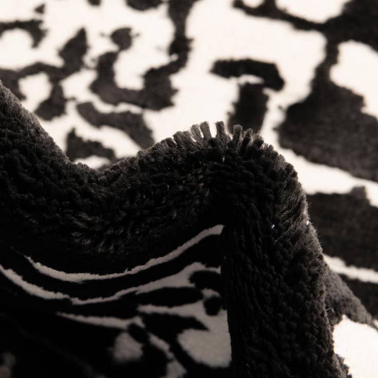 Detail image of 2' x 3' Vince Camuto Rug