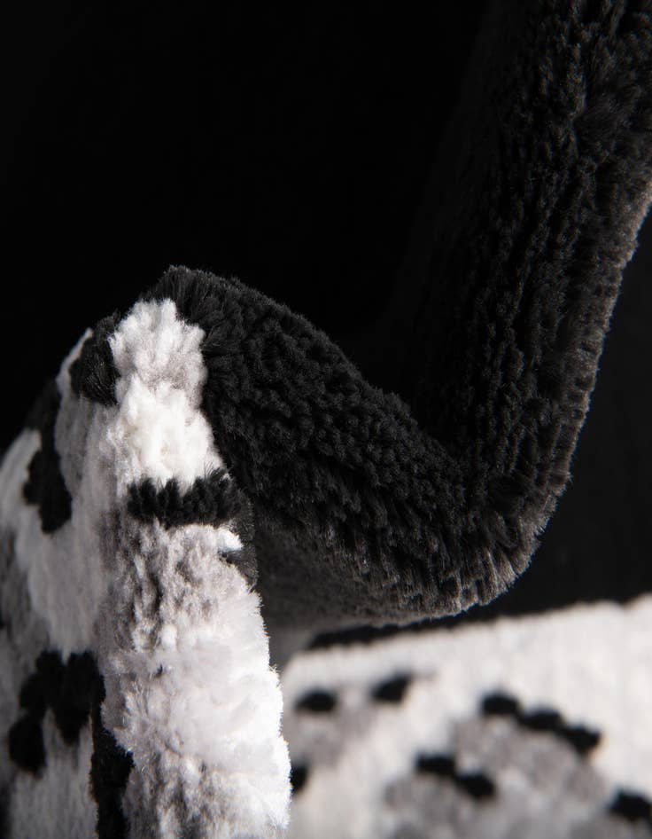 Detail image of 5' 3 x 8' Vince Camuto Rug