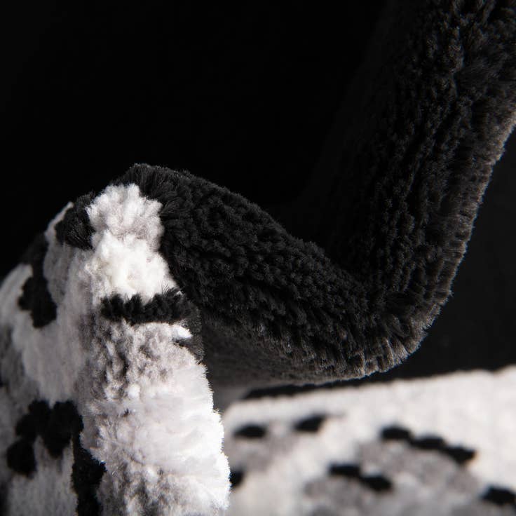 Detail image of 2' x 3' Vince Camuto Rug