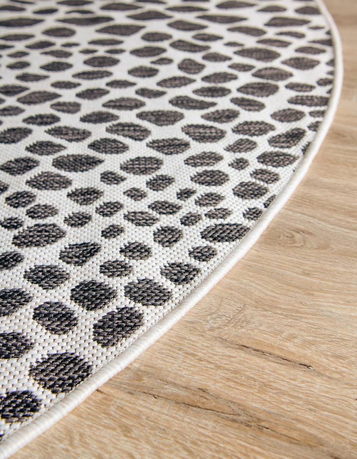 Detail image of 7' x 7' Easy-Clean Jill Zarin Indoor / Outdoor Round Rug