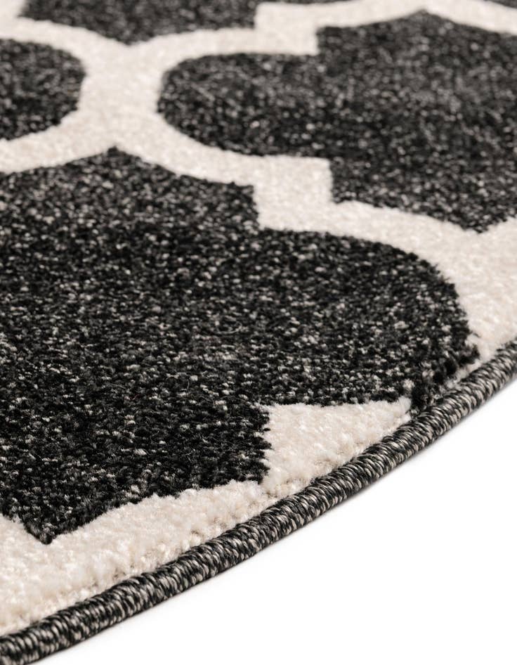 Detail image of 7' 10 x 7' 10 Lattice Round Rug