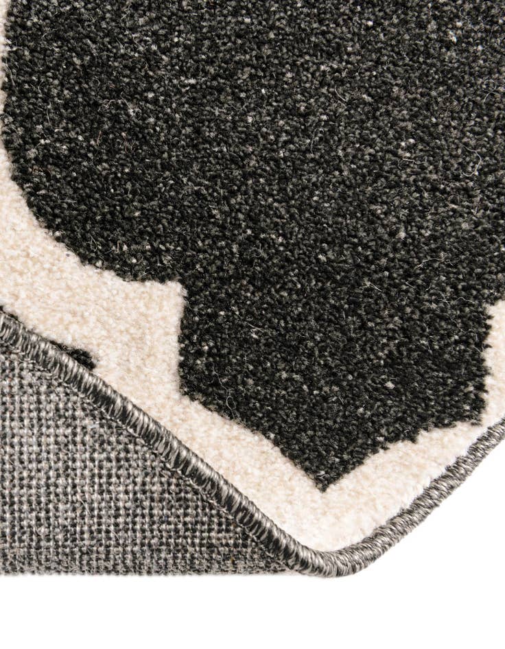 Detail image of 7' 10 x 7' 10 Lattice Round Rug