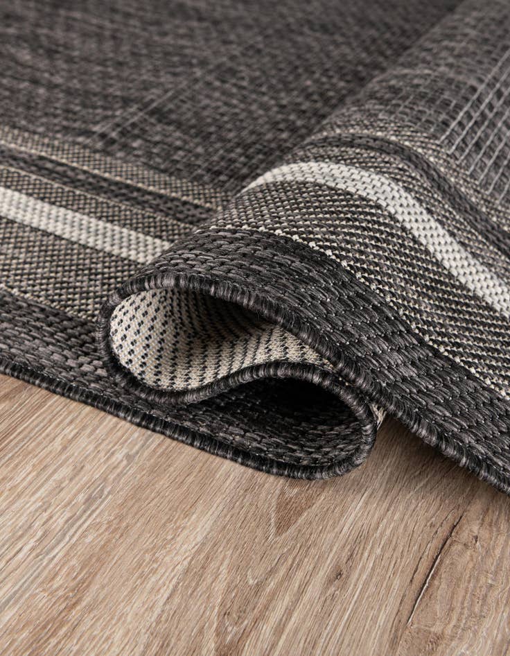 Detail image of 7' 10 x 7' 10  Washable Border Indoor / Outdoor Round Rug