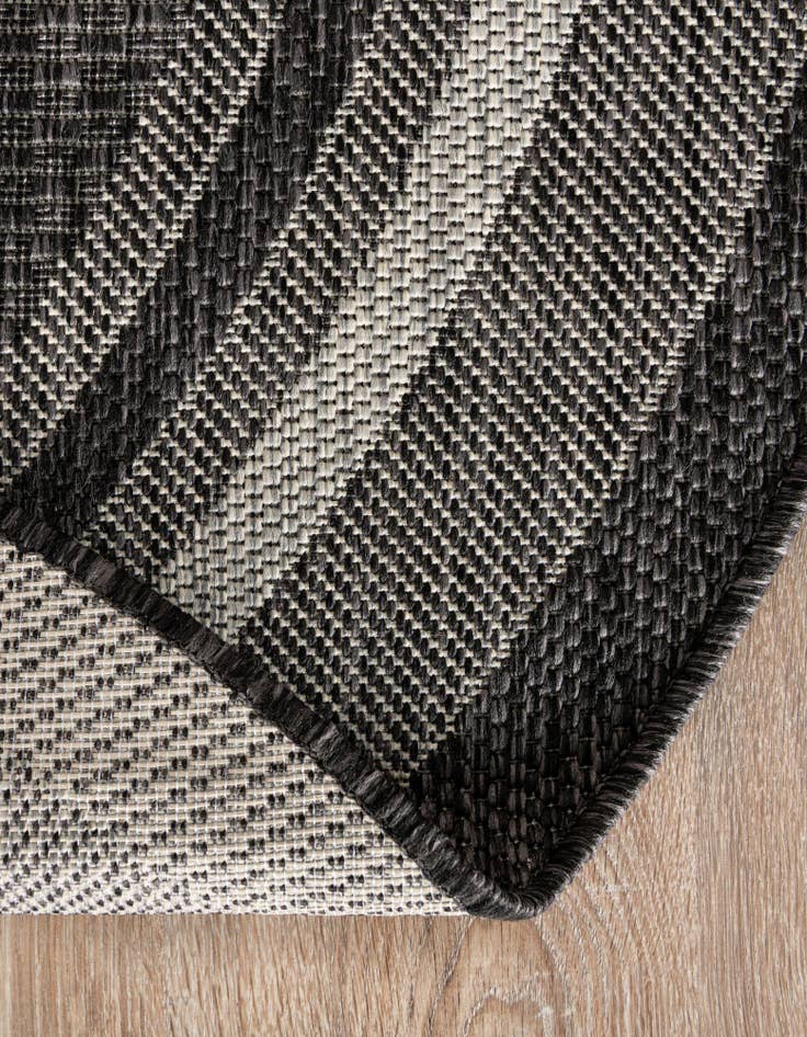 Detail image of 7' 10 x 7' 10  Washable Border Indoor / Outdoor Round Rug