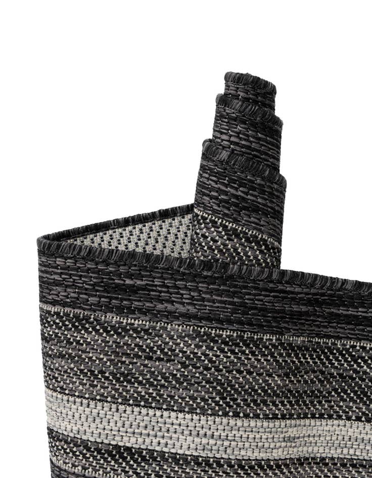 Detail image of 10' 8 x 10' 8 Easy-Clean Border Indoor / Outdoor Round Rug