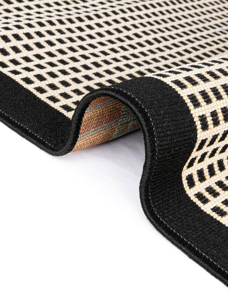 Detail image of 4' x 4' Easy-Clean Border Indoor / Outdoor Round Rug