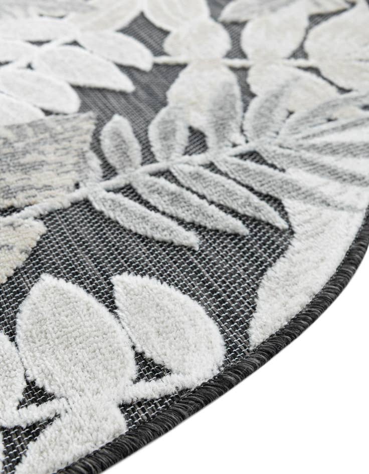 Detail image of 8' 2 x 8' 2 Easy-Clean Botanical Indoor / Outdoor Round Rug